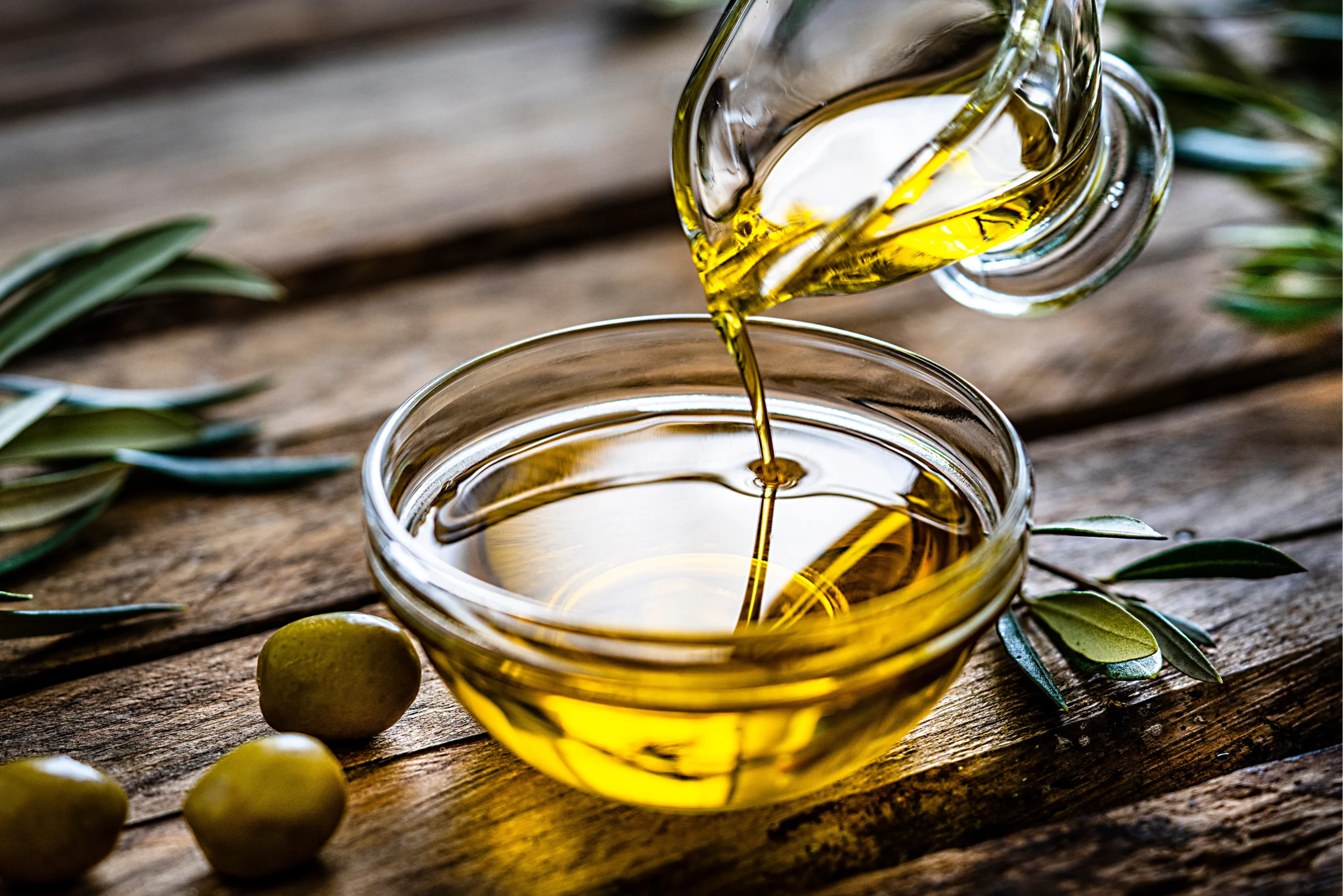 Azeite de oliva extravirgem fresco sendo servido, um ingrediente essencial da culinária grega e mediterrânea.