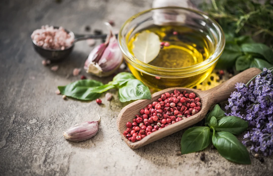 Azeite de oliva extra virgem e especiarias frescas, ingredientes essenciais da culinária grega.